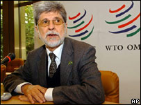 O ministro Celso Amorim dá entrevista durante reunião da OMC em Genebra