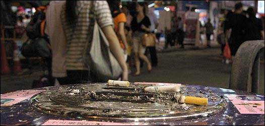 香港旺角步行街一旁垃圾桶上弃置着几根烟头（30/5/2010）
