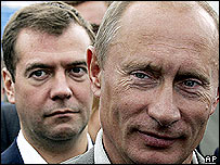 Vladirmir Putin (đằng sau là Dmitry Medvedev)