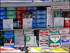 香港铜锣湾某报摊上展示不同品牌的香烟（31/5/2010）