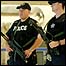 Policiais no aerorporto JFK, em Nova York