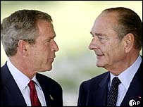 George W Bush(sol) ve Jacques Chirac