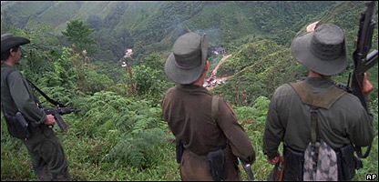Guerrilheiros da Farc patrulham localidade na selva amazônica colombiana