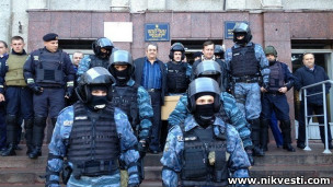 Беркут охороняє окружну комісію