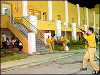 Crianças cubanas encenam ataque ao quartel de Moncada