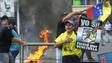 Manifestante anti-Chávez com cartaz que diz "Eu assinei pela Venezuela", referindo-se a sua assinatura em uma petição pedindo a realização do referendo sobre o governo Chávez, em 2004