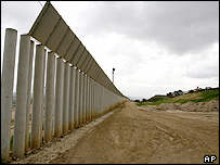 Barreira sendo construída entre os EUA e o México