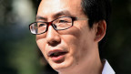 李方平律师在新疆乌鲁木齐中级法院门外接受采访（17/9/2014）