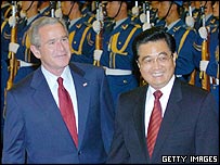 Tổng thống Mỹ, George W Bush, cùng chủ tịch Trung Quốc, Hồ Cẩm Đào