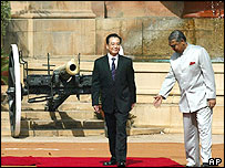 Wen Jiabao, à esq., durante visita à Índia