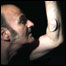 O artista Stelarc, que enxertou uma orelha no próprio braço