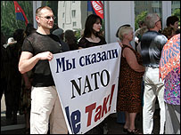У кількох містах Сходу цього року пройшли протести проти НАТО - за твердженням політологів, організовані проросійськими силами 