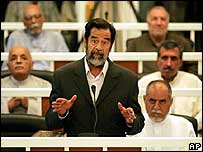 Saddam Hussein durante julgamento