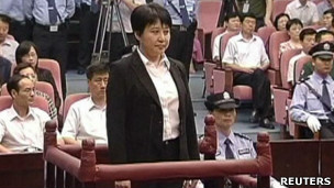 谷開來於合肥市中級法院出庭受審(中國中央電視台截屏9/8/2012)