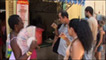Cubanos na rua em Havana