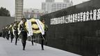 中国武警手持花圈