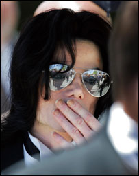 Michael Jackson, na saída do tribunal, depois de saber que foi absolvido