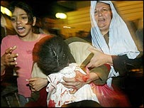 ایک زخمی فلسطینی خاتون کو لے جایا جا رہا ہے