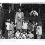 Children evacuated from the Cynthia Mosley Day Nursery arriving at Munstead House, Godalming, home of General Freyburg in September 1939.   General Freyburg’s wife is third from left, wearing a grey suit and Edwin Pearson is holding her hand.  The Nursery’s Matron is on the right of the photograph.