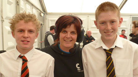 Nia  gydag Alexander Morgan a Jac Thomas  gefn llwyfan