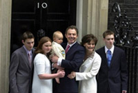 Tony Blair yn dathlu ennill ail dymor yn rhif 10
