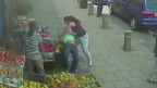Mulher agride a outra depois de briga de trânsito (CCTV)