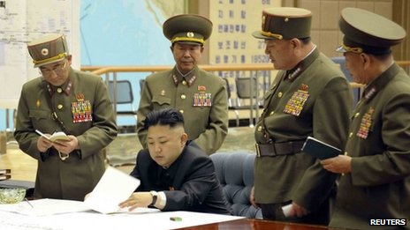 金正恩会见将领的照片