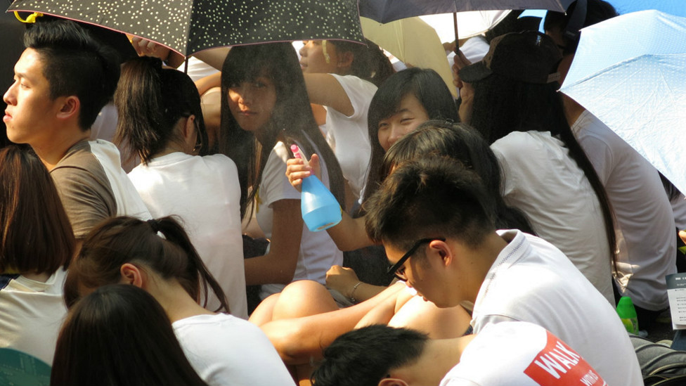 一名參加集會的女同學向同學們噴灑水霧(BBC中文網記者葉靖斯攝22/9/2014)