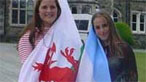 Merched yn dal baner Cymru a'r Ariannin