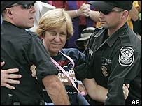 Cindy Sheehan tutuklanırken