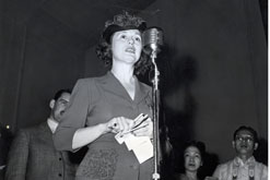 Pearl Buck giving a speech in 1931 © Corbis