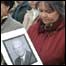 Mulher com retrato de Boris Yeltsin na fila para ver o corpo, que está sendo velado em catedral da capital russa