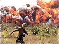 Ném bom napalm