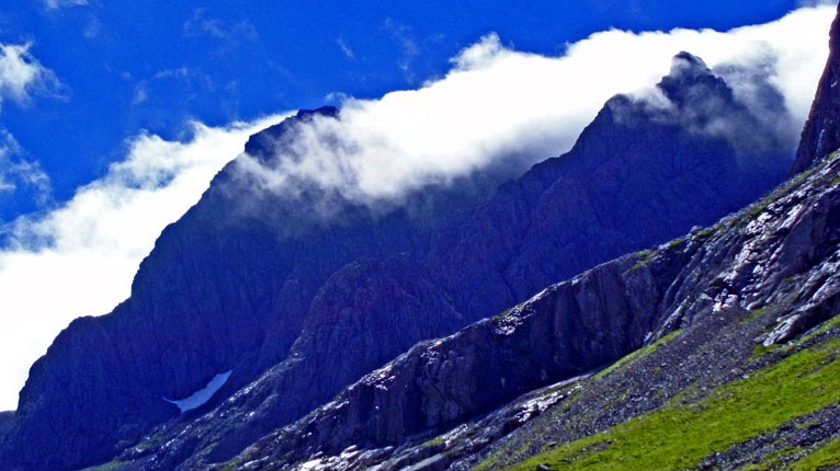 Beinn Nibheis as t-samhradh le beagan ceò mu thimcheall oirre
