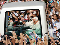 Papa Bento 16 acena para fiéis diante da Basílica de Aparecida