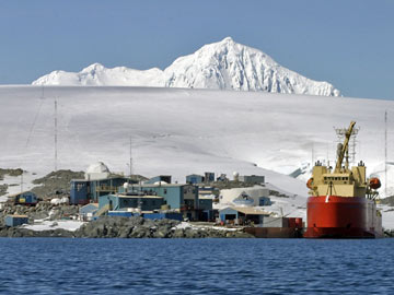 Palmer Research Station © Cara Sucher