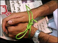 روزنامه نگاران به نشانه اعتراض به تعطيلی روزنامه ها دست خود را با طناب بستند 