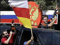 Cidadãos da Ossétia do Sul com bandeira da região e da Rússia
