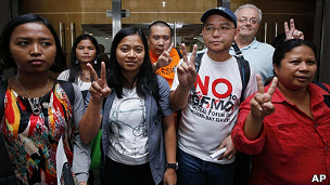 香港菲律宾佣工代表在高等法院宣判后展示胜利手势（30/9/2011）