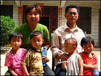 Casal chinês com cinco filhos
