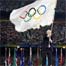 Boris Johnson yn chwifio'r faner Olympaidd