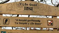 Arwydd wrth geg y ffordd