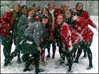 学生玩雪