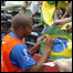 Adriano autografa bandeira de fã em treino na Suíça
