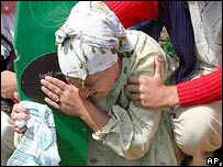 Mulher bósnia durante serviço fúnebre em Srebrenica