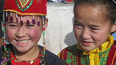Dwy ferch yn barod i ŵyl yr Eryr, Mongolia © Timothy Allen