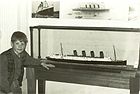 Ifan, wyr Ioan Mai, gyda model o'r Lusitania