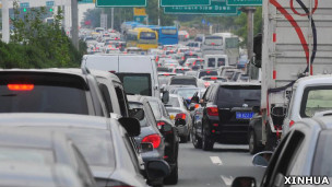 湖北武漢某高速公路收費站後車龍延綿不斷(新華社圖片30/9/2012)