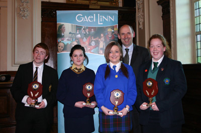Winner of Abair 2006  - Roinn B 1 áit   -  Pilib Mac Labhraí, Scoil na Mainistreach, Iúr Cinn Trá .  2 hÁit  -  Bríd Ní Sheighin, Naomh Mícheál, An Logain agus Antoinne Ó Coileáin PF Gael Linn ,  Roinn A 2 hÁit -  Maria Nig Shamhrín, Coláiste Naomh Genevieve,1 áit  - Brídín Ní Bhloscaidh, Coláiste Phádraig, Dún Geimhin  