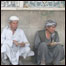 بې کاره مسلکي کډوال د جومات مخې ته ناست دي.